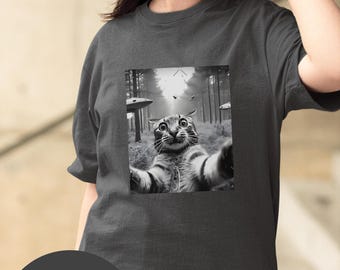 Comfort Colors® Funny Cat UFO Selfie T-Shirt, Alien Cat Gift For Men Women Kids, Hilarious Space Tee, Silly Cat Lover, Birthday Gift Idea