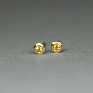 Saphir gelb, 750 Gelbgold, 3mm Ohrstecker, rund, Goldohrstecker, Goldschmied, klein und dezent, Handarbeit, Echtgold, 18k Recyclinggold