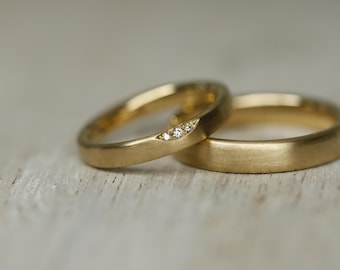 Wedding rings in 750 yellow gold, simple & understated, 3 white brilliant-cut diamonds, goldsmith, handmade wedding rings, gold rings, recycled, matte, 585 gold