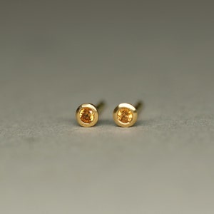 Saphir orange, 750 Gelbgold, 3mm Ohrstecker, rund, Goldohrstecker, Goldschmied, klein und dezent, Handarbeit, Echtgold, 18k Recyclinggold