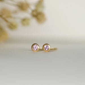 ピンクサファイア、18Kイエローゴールド、3mmスタッドピアス、ラウンド型、ゴールドスタッドピアス、金細工職人による、小ぶりで控えめなデザイン、ハンドメイド、純金、18Kリサイクルゴールド