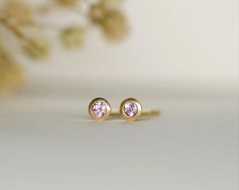Saphir rosa, 750 Gelbgold, 3mm Ohrstecker, rund, Goldohrstecker, Goldschmied, klein und dezent, Handarbeit, Echtgold, 18k Recyclinggold