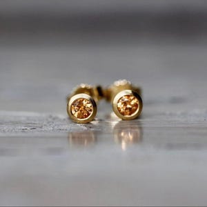 Mandarin Granat, 750 Gelbgold Ohrstecker, rund, Granate orange, Goldschmied, klein und dezent, Handarbeit, Echtgoldschmuck, Recyclinggold