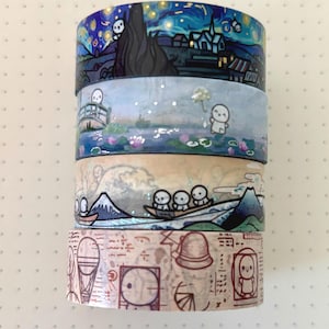 Könnte beinhalten: Ein Set aus fünf Washi-Bändern mit verschiedenen berühmten Gemälden mit niedlichen Comicfiguren. Die Bänder sind übereinander gestapelt, wobei das oberste Band eine sternenklare Nachtszene zeigt, das zweite Band einen Seerosen-Teich, das dritte Band eine Bergszene und das unterste Band eine wissenschaftliche Illustration.