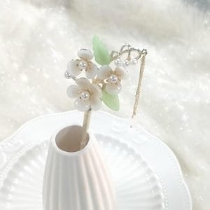 Delicate Floral Chinese Hair Stick, Vintage-Style Gold-Tone Hairpin with Dangling Bead Charm, Elegant Traditional Hair Accessory for Women