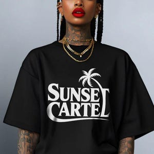 Sunset Cartel Retro Palm Tee – koszulka z lat 80. Miami Club Vibe, neonowa grafika Sunset, nocna odzież w stylu vintage Tropical, odważna odzież plażowa