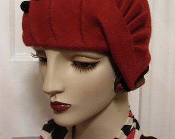 ON SALE/ 1920's Cloche with Pleated Fan Detail