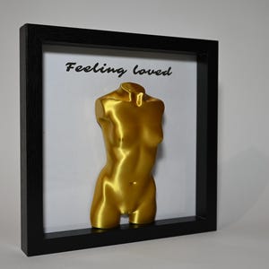 &quot;Eleganter Frauentorso in einem Rahmen - &quot;&quot;Feeling Loved&quot;&quot; dekoratives Statement.&quot;