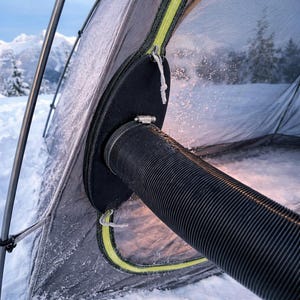 Puede incluir: Un letrero de madera rústico con la frase "Welcome to our porch" en letras blancas. El letrero presenta un acabado envejecido y un diseño sencillo y acogedor, ideal para la decoración exterior.