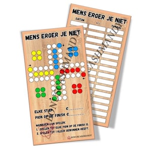 Op de afbeelding: Een spelbord voor het spel "MENS ERGER JE NIET" met een houten achtergrond en kleurrijke speelstukken. Het bord heeft een centrale ster met vier armen, elke arm met een andere kleur speelstukken. Het spelbord heeft ook een scoreblad met kolommen voor datum en totaalscore.