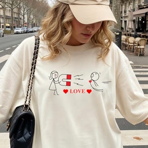 Camiseta divertida de San Valentín para parejas de Comfort Colors®, bonita camiseta con imán de amor, regalo de aniversario para él y para ella