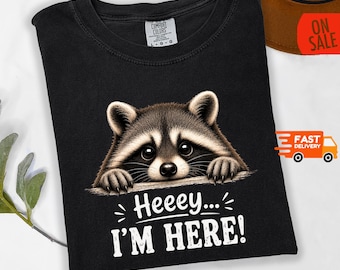 Cute Raccoon Shirt, Vintage Heeey I'm Here Tee, Funny Trash Panda Tshirt, Retro Animal Graphic Tee, Raccoon Lover Gift, Viral Raccoon Shirt
