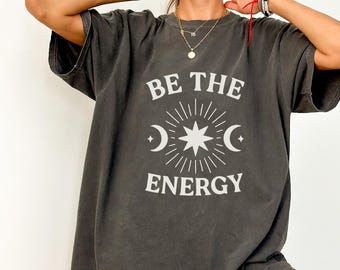 T-shirt céleste "Soyez l'énergie" | T-shirt effet vieilli sorcière | Cadeau de Noël astrologie | Chemise spirituelle Good Vibes | Haut énergie étoile lune soleil