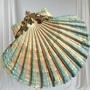 Hand-Painted Decorative Seashell – Coastal Wall Art, Ocean-Inspired Home Decor, Vintage Accent Piece