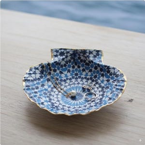 Handcrafted Mosaic Blue Scallop Shell Trinket Dish – Decoupage Coastal Décor, Unique Ocean-Inspired Jewelry Holder