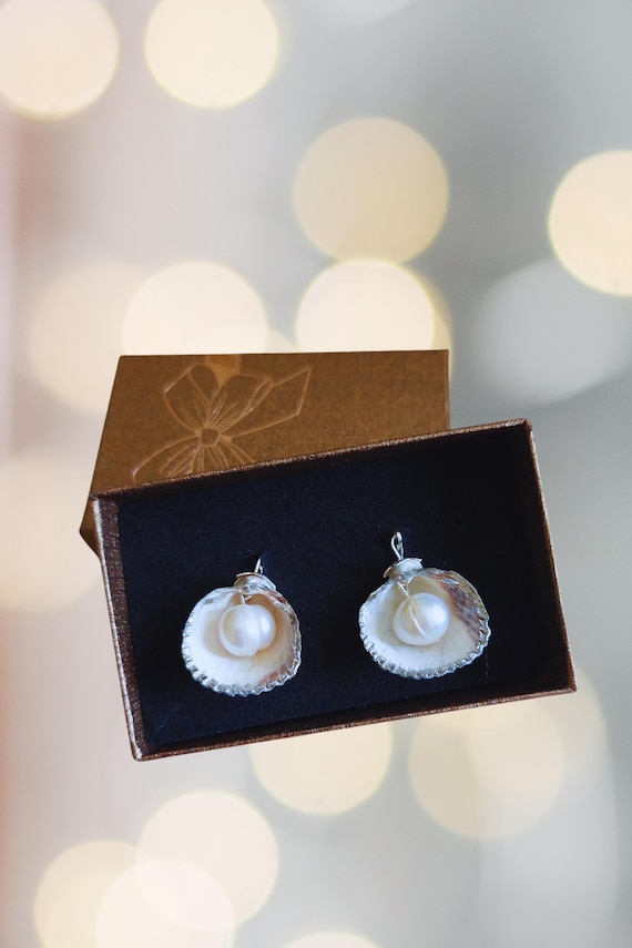Minimalist Holiday Gift Wrapping: Elegance in Simplicity