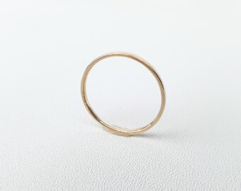 Puede incluir: Un anillo de banda de oro simple.