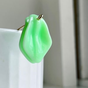 Curved Acrylic Green Pendant Leaf Beads 25mm 20 image 2