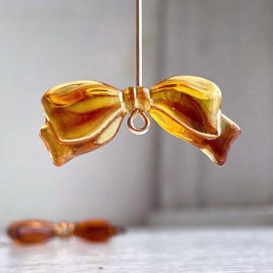 Noeud papillon écaille de tortue, perles acryliques dorées gravées 29 x 13 x 5 mm (8)