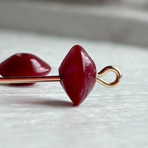 Puede incluir: Una taza de cerámica blanca con un asa negra y el texto "But First, Coffee" en negro, en negrita. La taza está sobre una superficie blanca.