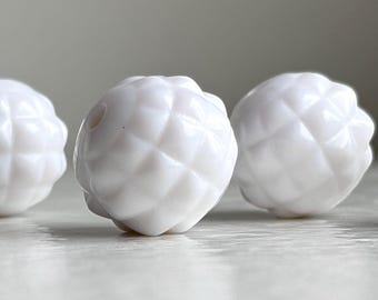White Pointed Round Acrylic Pineapple Beads 17mm (10)