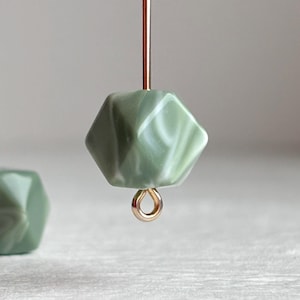 Marmurkowe, fasetowane, białe, szałwiowo-zielone koraliki w kształcie bryłek wielokątnych o wymiarach 12 mm (12)