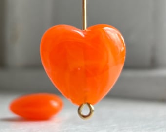 Marmorerade orangevita akrylhjärtpärlor 18 mm (12)