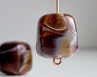 Contas de acrílico em formato de pepita quadrada marmorizada em tons de marfim e marrom, 17 mm (6)