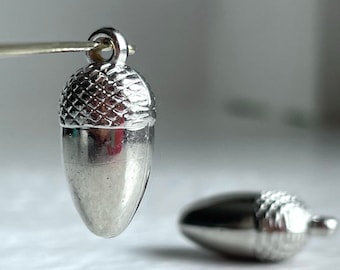 Silver Acrylic Acorn Pendant Charms Beads 19mm (16)