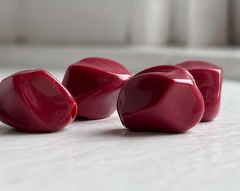 Röda akrylfärgade nuggetpärlor 17 mm (12)
