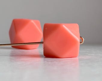 Contas poligonais facetadas e chanfradas em acrílico coral de 16 mm (8)