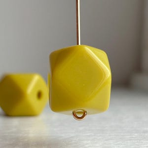 Chartreuse gröna akrylfasade fasetterade polygonpärlor 16 mm (8)