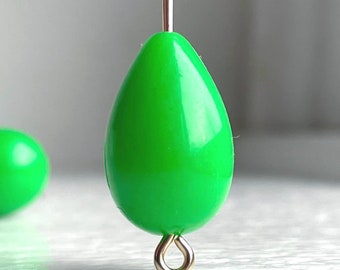 Vintage Kelly Green Lucite Chubby Drop Teardrop Beads 17x11mm (10)