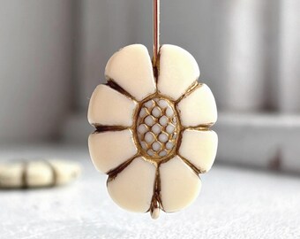 Elfenbensguld snidade ovala blompärlor i akryl 24 mm (6)