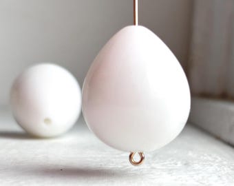 Contas de acrílico vintage brancas e gordinhas em formato de gota, 28 mm (2)