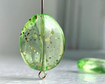 Hellgrün Gold Splatter eingeklemmte Oval Acryl Perlen 23 mm (10)