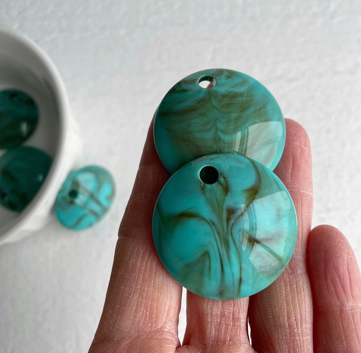 33 mm Steinimitat in grün 2 große Acrylperlen 33 mm Steinimitat in grün 2 große Acrylperlen