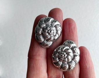 Vintage Lucite Shell Nautilus Pearly Carved Silver Cabochons Cabs Flatback 28mm (4) Right Facing