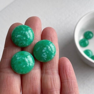 Vintage Marbled Light Green White Flecks Lucite Matrix Cabochons Cabs Round Flatbacks 18mm (8)