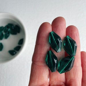 Vintage Lucite Emerald Green Faceted Twisted Oval Beads 20mm 10 image 7