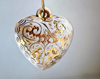 Carved Acrylic Crystal Gold Ornate Heart Pendant Beads 22mm (8)