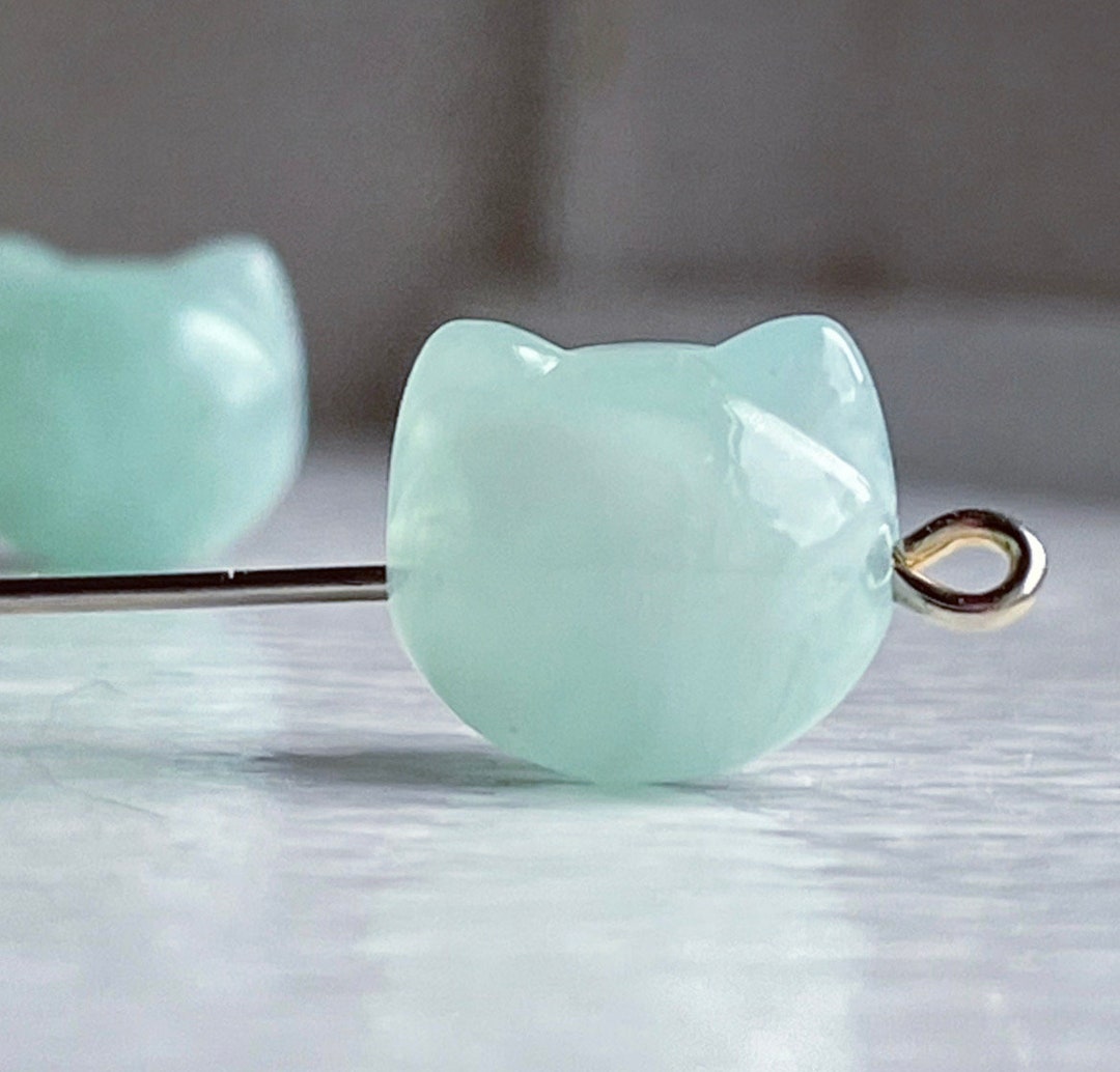 淡い翡翠グリーンホワイトラウンドアクリルキャットヘッドビーズ12 mm