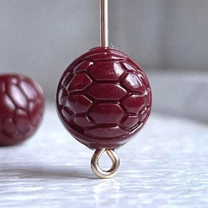 Cuentas acrílicas ovaladas de caparazón de tortuga talladas en rojo intenso, 12 x 11 mm (12)