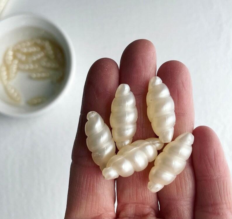 Vintage Pearly Pearl Antique White Twisted Oval Lucite Beads 25mm 10 image 2