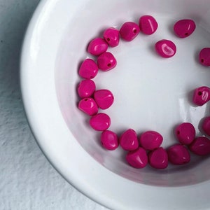 Vintage Lucite Hot Pink Nugget Beads 10mm 30 image 5