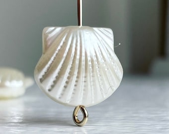 Pearly Pearl White Fluted Acrylic Clam Shell Beads Clamshell 16mm (16)