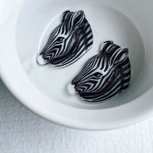 Cabochons en lucite noir blanc vintage Cabochons Flatbacks, tête de zèbre, Italie sculptée 50 mm 2 image 4