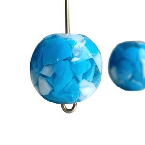 Round Blue and White Confetti Resin Beads 16mm (10)