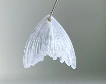 Marbled Crystal White Acrylic Curved Corrugated Wing Leaf Pendant Drops 27mm (8) Beads