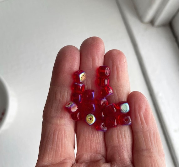Lot De 200 Perles En Verre Rouge Carrées Plates Vintage - Occasion - Pour Création Bijoux